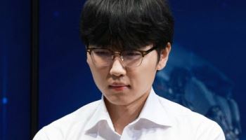 "AI 흉내보다 내 바둑 뒀다"...카타고 2연승 거둔 '인간 최강' 신진서