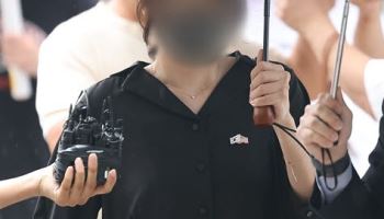 잠실 개표소 '올다르크', 구속기로 `묵묵부답`…지지자들 "힘내라"
