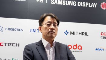 칩플레이션 돌파하자…스마트폰 넘어 새 영토 찾는 K디스플레이 투톱