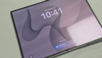 "접으면 여권, 펼치면 4.1mm"…삼성, 'Z8' 폴더블 혁신 완성