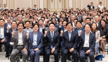 강훈식, 靑 전 직원 조회 열어…"변화 설계·선도하는 조직 돼야"