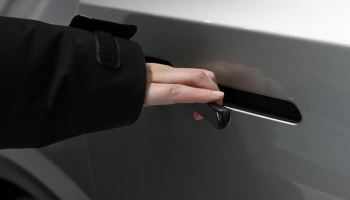 미국, 테슬라 사망사고 계기 차량 문 안전기준 마련 착수