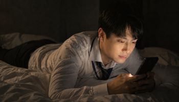 어두운 환경·장시간 근거리 사용·엎드린 자세, 안압 상승 요인