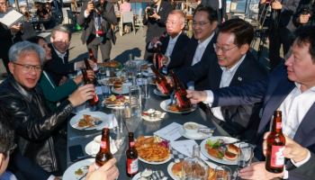 젠슨 황의 '통 큰 제안'에…배경훈 "공무원이라 어렵다" 웃음