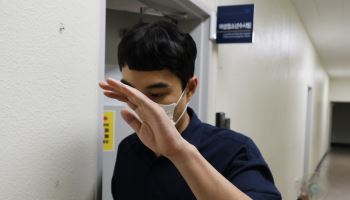 ‘아동 성매매 혐의’ 최영중, 밤샘 조사 후 취재진 맞닥뜨리자 이 말만