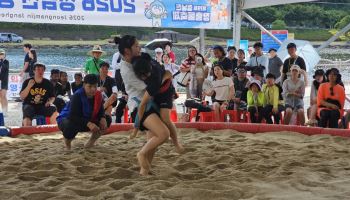 물축제 한복판에 펼쳐진 씨름판… 장흥서 ‘길거리 씨름 한판’