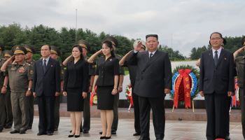 김정은, 6·25 정전일 맞아 열사묘 참배…"경이적 쾌승"
