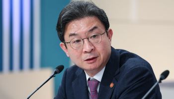 금융위원장 "부동산대출 엄격하게 가야…잔금대출은 현실적 방안 찾겠다"