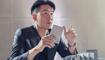 500번 쥐어보고 찾았다…‘여권 비율’ 품은 갤럭시 폴드8[모닝폰]