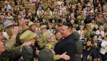 北김정은, 6 ·25 참전 노병들 만나…"정신적 기둥"