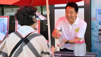 오세훈 서울시장, 휴가 중 폭염 취약계층 만나…종로구 무더위쉼터 점검