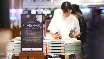 펜의 온기가 식기 전에…故히가시노 게이고 신간 ‘인기’