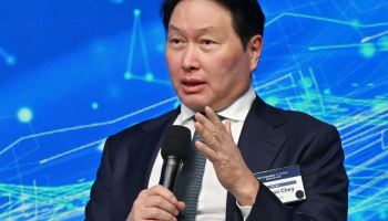 "최태원 매수에 AI 훈풍"…SK스퀘어, 장중 상한가