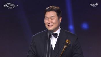 '대세' 윤경호, 조연상 받고 눈물 펑펑 "믿어지지 않아"