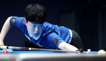'청출어람' 김영원, '스승' 해커 꺾고 PBA 16강행...경기 후 뜨거운 포옹