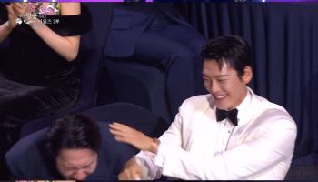 신민아 등장하자 이광수 환호…김우빈이 말려[청룡시리즈어워즈]