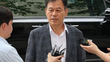 윤한홍 의원, '관저 이전 특혜 의혹' 피의자 출석