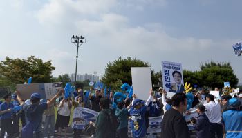"당대표는 김민석" "아니다, 정청래"…첫 순회경선 응원전 '치열'[르포]
