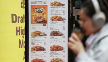"점심엔 버거팔고, 저녁엔 치킨판다"…올데이 전략으로 경계 허무는 프랜차이즈