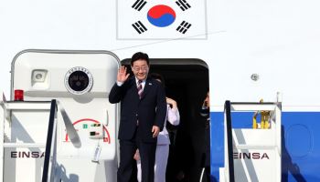 '귀국 즉시 출근'...李대통령,  부동산·주식 등 비공개회의