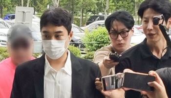 '아동 성매매' 혐의 최영중 휴대전화 열어보니…여성 나체 사진