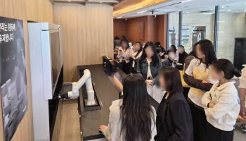 “로봇이 음료 나오는 시간 알려준다…점심 피크에도 3분대”