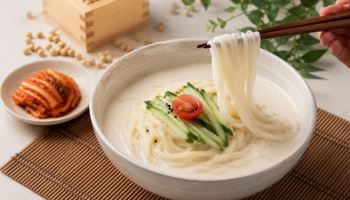 여름철 별미 콩국수,  설탕 칠까? ... 소금 칠까?