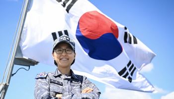 한국 해군 첫 대령급 여군 함장 배선영 대령, 독도함 지휘 맡는다