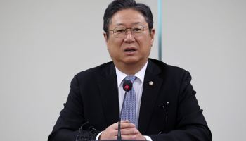 與 황희 "폐버스 개조 '버스 하우스' 제안…청년 주거 공간 활용"
