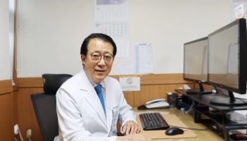 가슴 통증, 단순 위염일까 심장질환일까? 전문가가 말하는 구분법