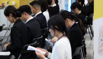갈 곳 잃은 신입, 바빠진 경력직… AI 시대 채용시장 재편