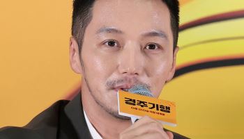 '경주기행' 변요한 "감독님이 잘생김 다 버리라고…싱크로율? 없다"