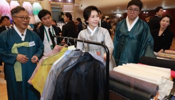 김혜경 여사, 한복상점 찾아 “한복 유네스코 등재 추진에 힘 보탤 것”