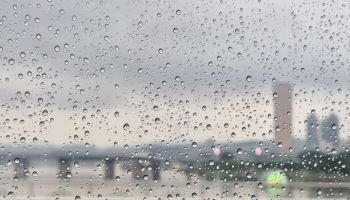 비 내리는 광복절…전국 흐리고 낮 최고 32도[내일날씨]