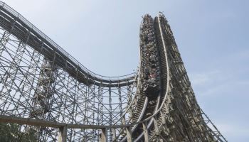 놀이공원의 경제학?…테마파크 업계가 금융과 손잡은 이유
