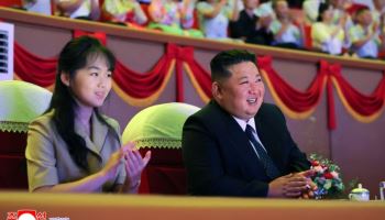 北 김정은, 광복절 공연 관람…李 '종전논의' 제안에 무반응