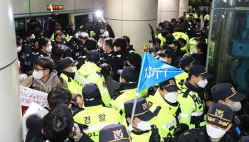 `전장연 시위` 서울역 지하철 한때 무정차…현재 정상 운행(종합)