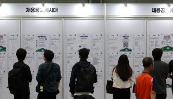 가뜩이나 신입 안 뽑는데 AI까지…사라지는 청년층 '경력 사다리'