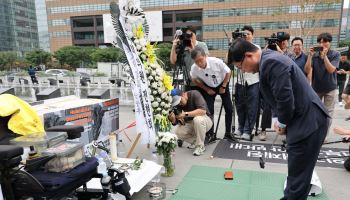 가습기살균제 피해자 조문한 기후장관…"배상 속도낼 것"