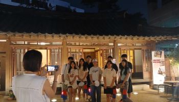 대구 근대골목, 청사초롱 들고 걷는 야간투어 인기 비결은?