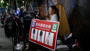 "굳이 왜 사? 빌리면 되는데"…中 소비 진작 발목잡는 MZ세대