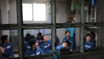 "나보다 잘 먹네"…교도소 치킨·피자 식단표 '시끌'