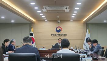 방미통위, '유진이엔티 청문' 위원 2명 퇴장으로 파행