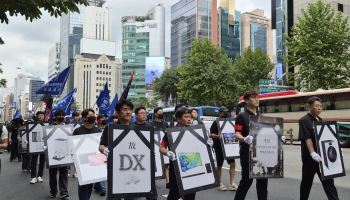 “故 삼성전자 DX 명복을 빕니다”…가전 ‘영정사진’ 들고 서초 집결