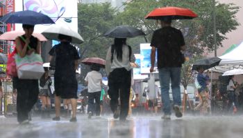 “내일 우산 챙기세요”…남부 50㎜ 소나기, 체감온도 35도 ‘푹푹’[내일날씨]