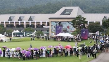 원형 티잉 구역을 사각으로, 잔디 벙커는 모래로…확 바뀐 써닝포인트