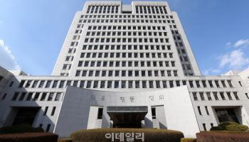 '명태균 1심' 부장판사, 재판받는 지인에 골프비 받아…정직 3개월