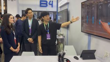 다이나믹솔루션, 엔비디아와 ‘차세대 BCI·로봇손 AI칩’ 기술 협력 논의… 젠슨 황 장녀 부스 방문