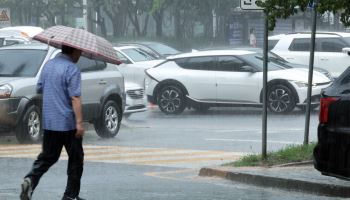 경기동부·강원 낮 소나기…최고 36도 폭염 계속[내일날씨]