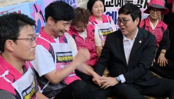 학교예술강사 농성장 찾은 최휘영 장관…“예산 증액 노력” 약속에 단식 중단